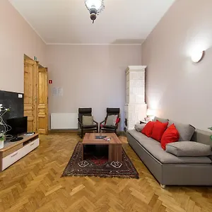  Apartment 5 Bedroom Family